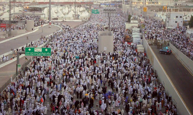 The pilgrims stream into Mina