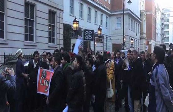 Slogans chanted to shoot Mian Nawaz during protest outside Avenfield flats
