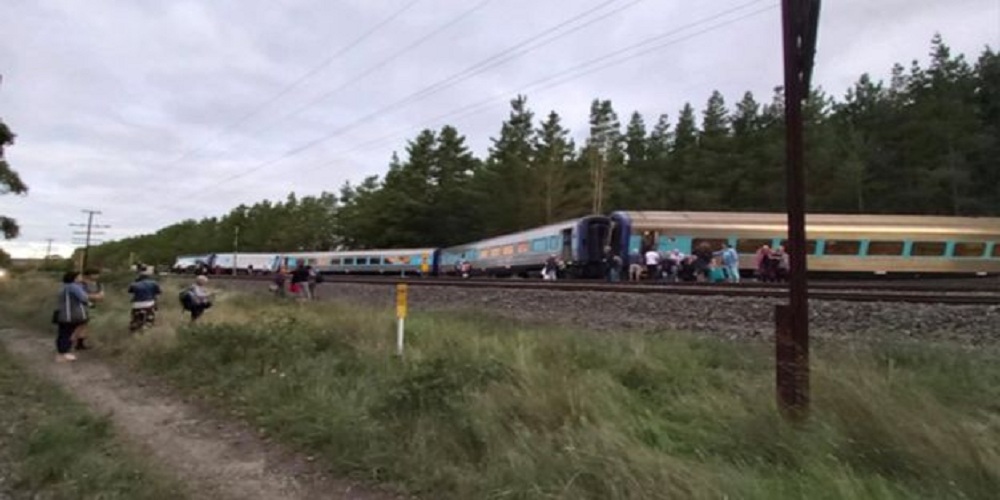 Two people died as a train wreck when it was carrying 153 passengers between Sydney and Melbourne.