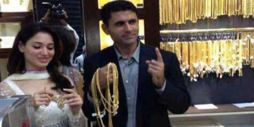 Aishwarya Rai Bachchan had earlier revealed the actual percentage Ranbir Kapoor had scored in 10th grade. Aishwarya Rai and Ranbir Kapoor appeared together in the film ‘Aye dil hai mushkil’. They were invited to Kapil Sharma’s show to promote the film. In the show, Aishwarya revealed that Ranbir had told everyone that his percentage in grade 10 was 65 percent. She also revealed that Ranbir’s grandmother was so delighted that she even threw a party. However, it was later revealed that he had scored 54 percent in grade 10. Everyone in the show began laughing. Ranbir had said about his family, ‘yeh log itne mein hee khush hai.”
