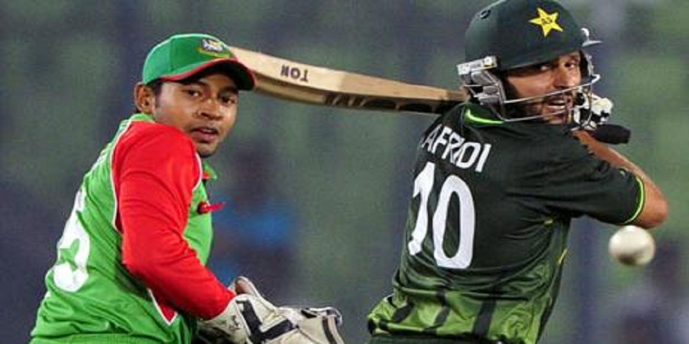 Shahid Afridi buys Bangladeshi player's bat to contribute to Covid-19 relief efforts.