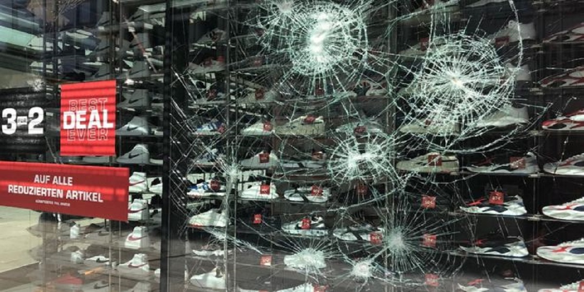 Gang loot shops and attack police in Stuttgart, Germany