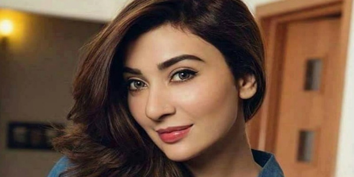 Aisha khan shared a family picture