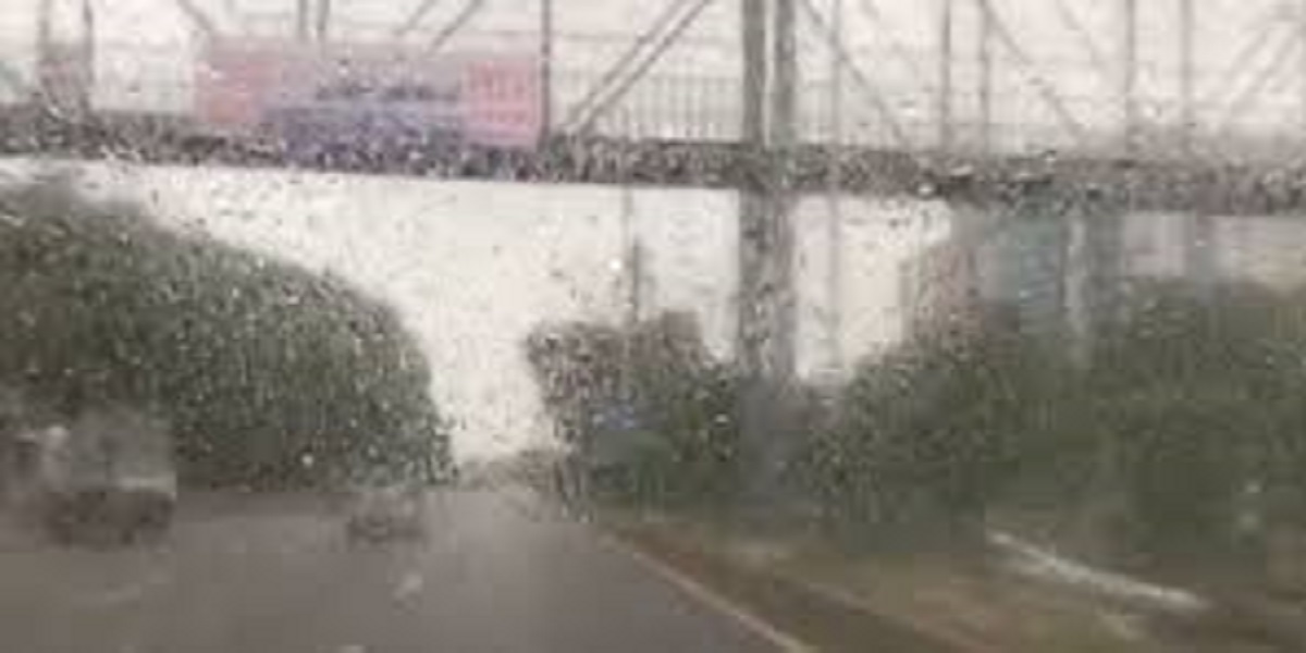 The met department has predicted drizzle in Karachi today. Weather can remain mostly cloudy today, with light rain.