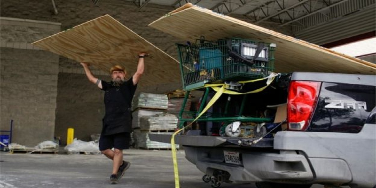 Two storms head for southern US, forcing thousands to evacuate