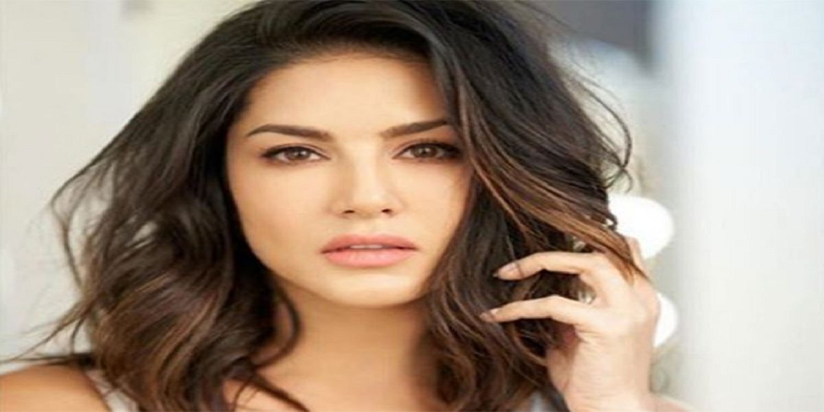 Sunny Leone spotted enjoying swimming session with her daughter