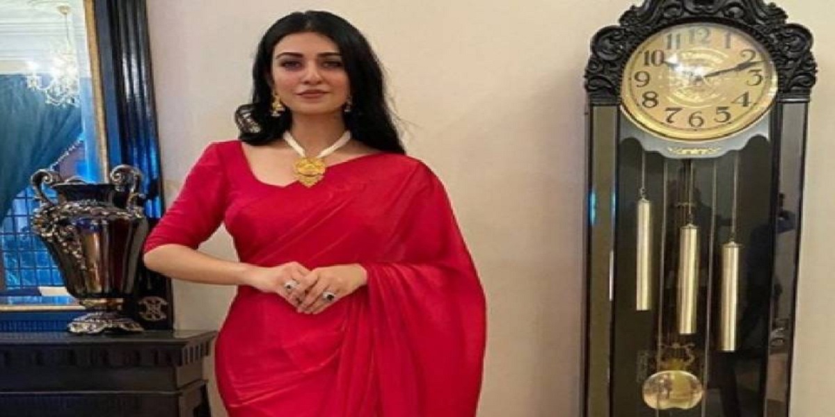Sarah Khan looks stunning in bright red sari
