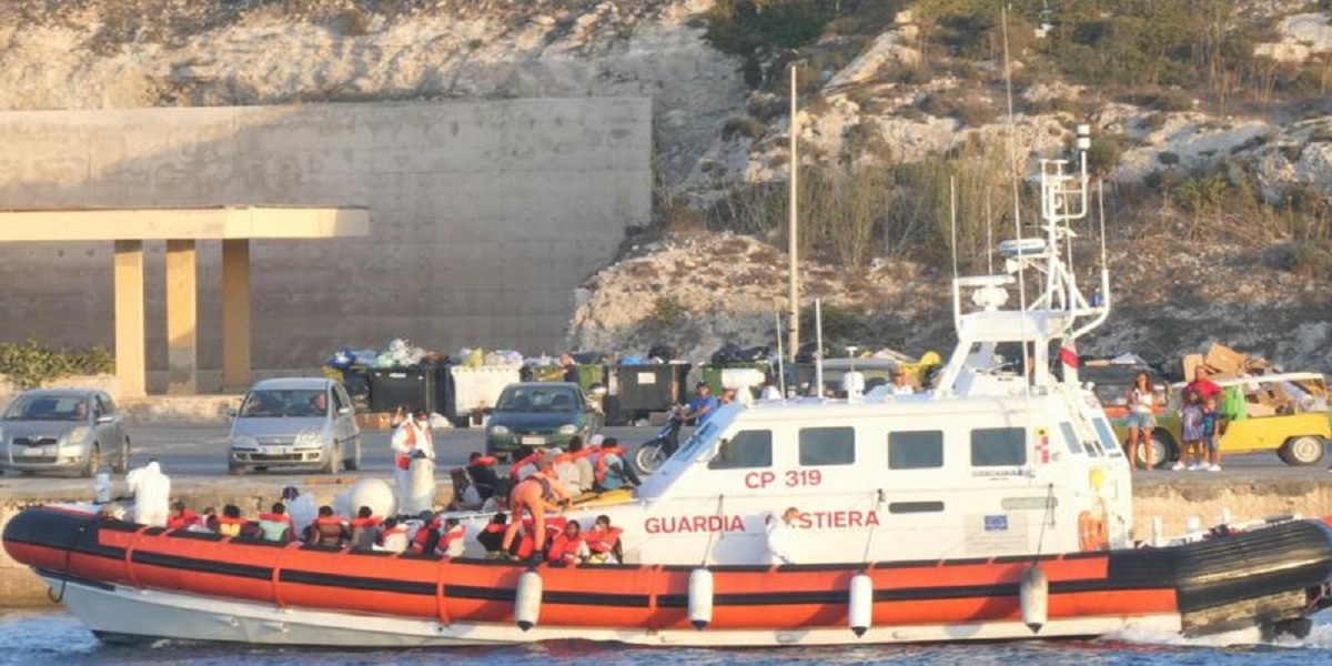 Lampedusa: Woman with coronavirus gives birth in helicopter