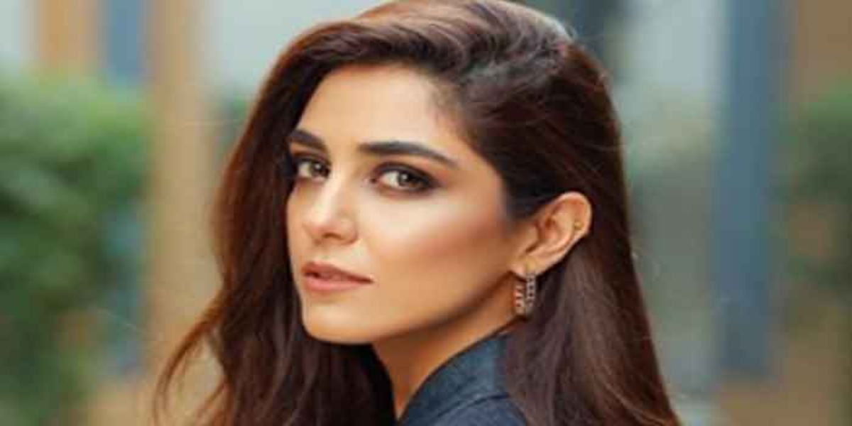 Maya Ali mirror selfie