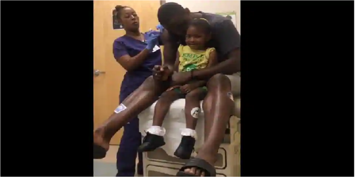 Dad pretends to get vaccinated to lessen daughter’s fear