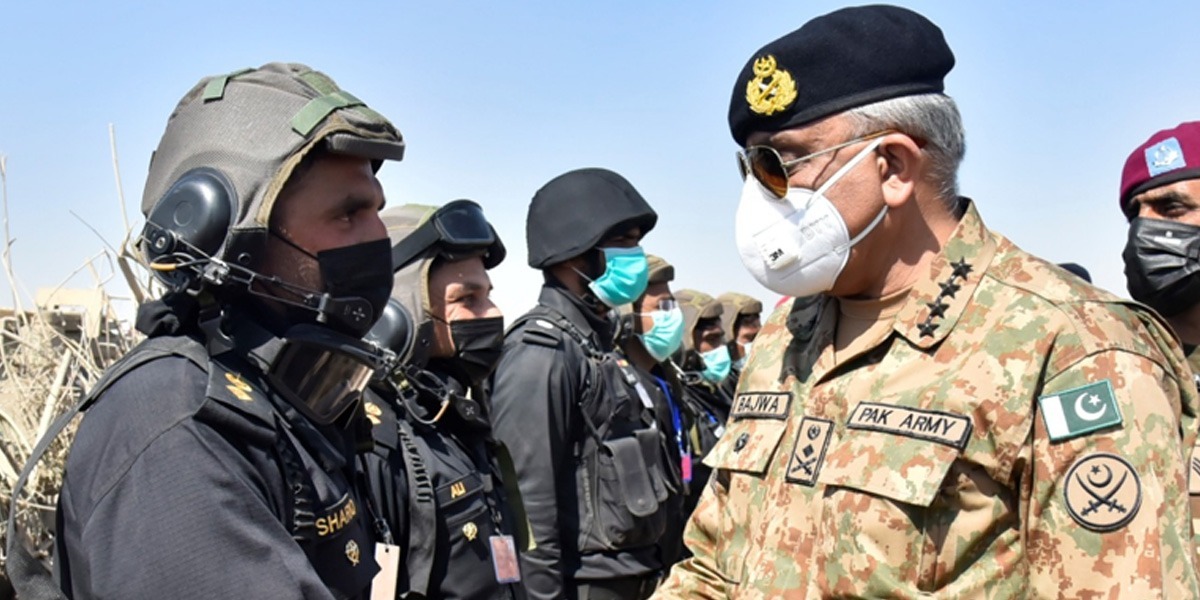 COAS Visits Field Training Area In Cholistan Desert