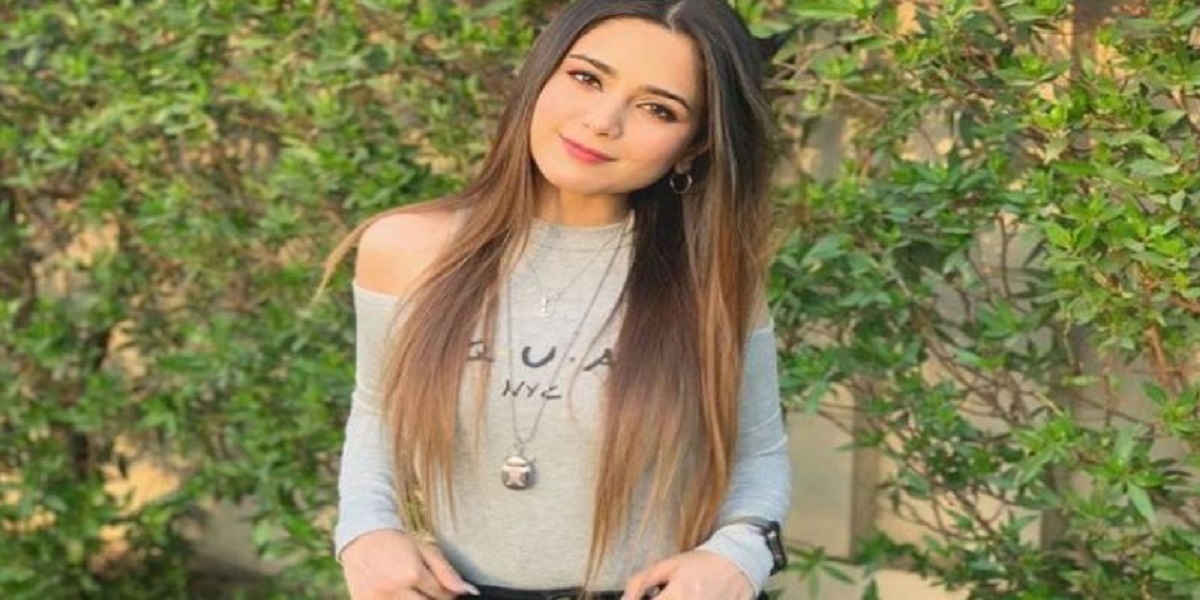Aima Baig selfie