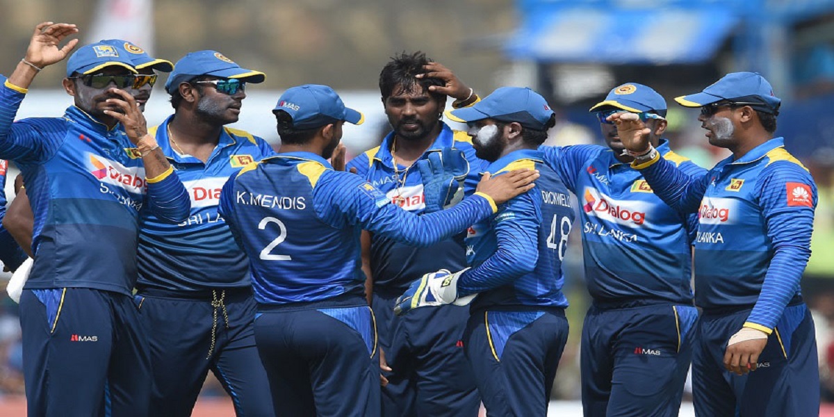 All  Sri Lankan cricket team have refused to sign a new central contract