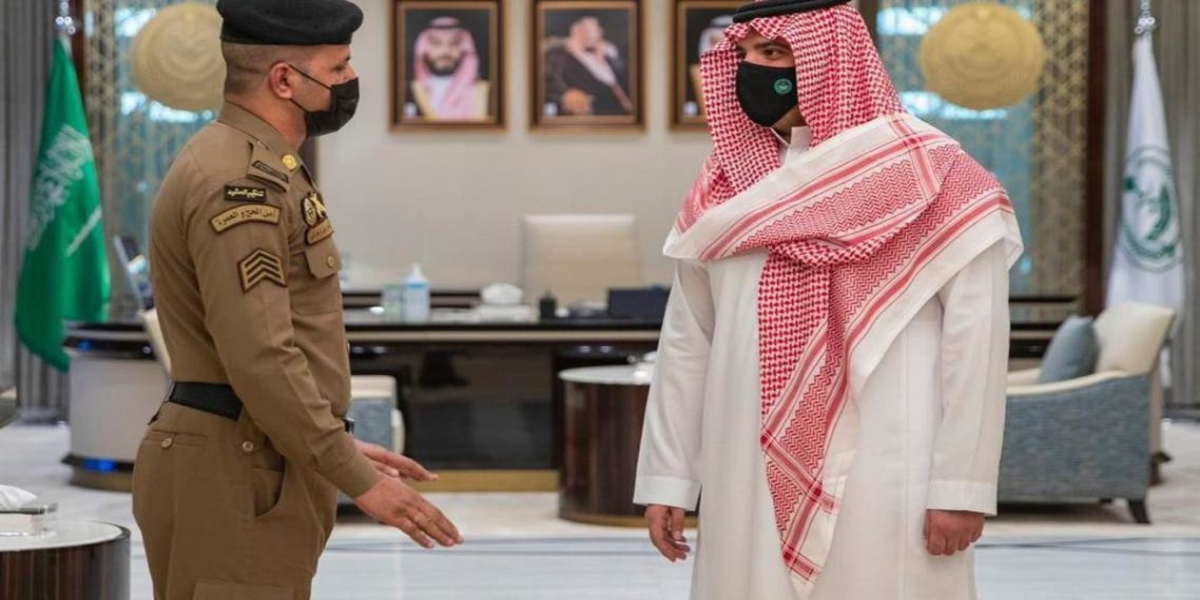 Officer Who Foiled Grand Mosque Attack Calls On Saudi Foreign Minister