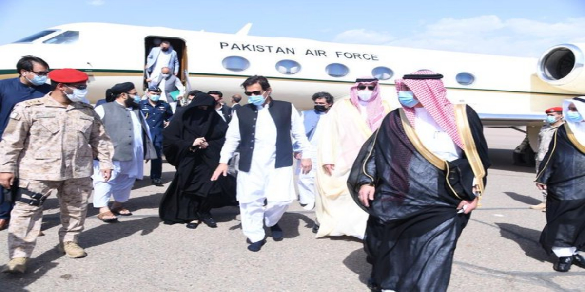 PM Imran Arrives Medina Barefoot, Photo Goes viral On Social Media