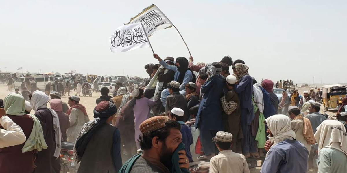 Taliban flag raised above Pakistan border