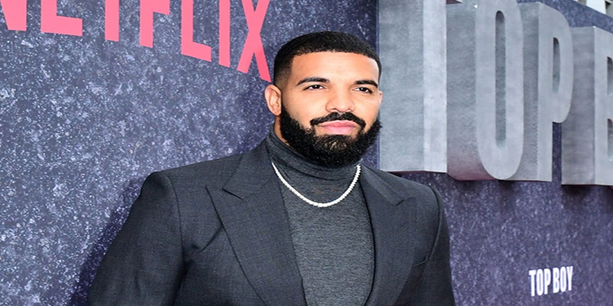Drake proves his status as a millionaire by showing off his cash 