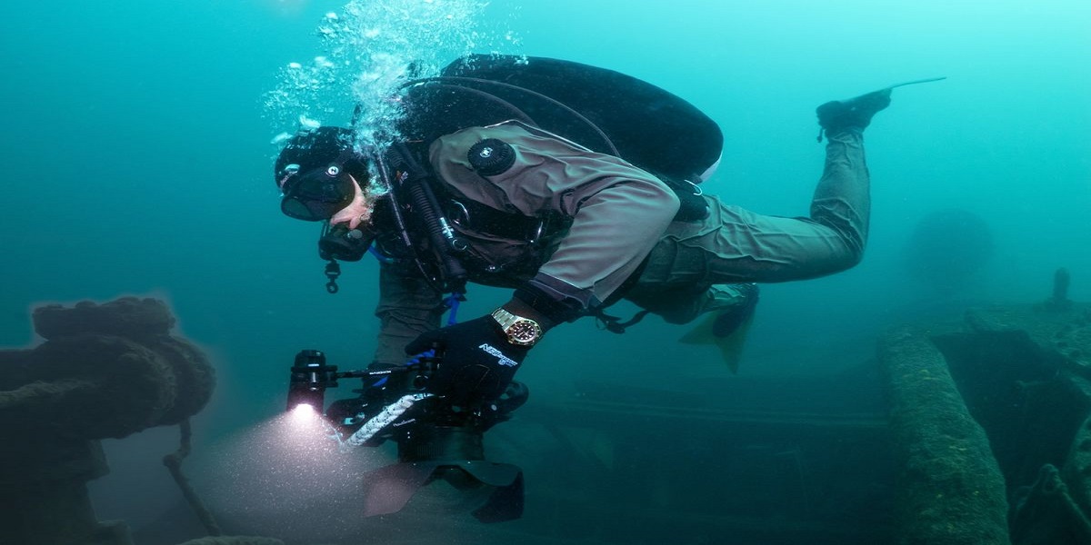 Wisconsin: Diver discovers the man's taken belongings in river