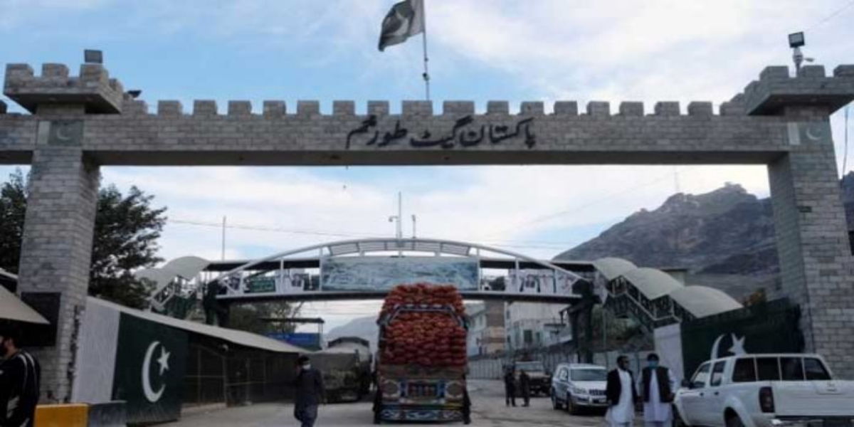 Pakistan dispatches 300-ton edibles for people of Afghanistan as humanitarian aid