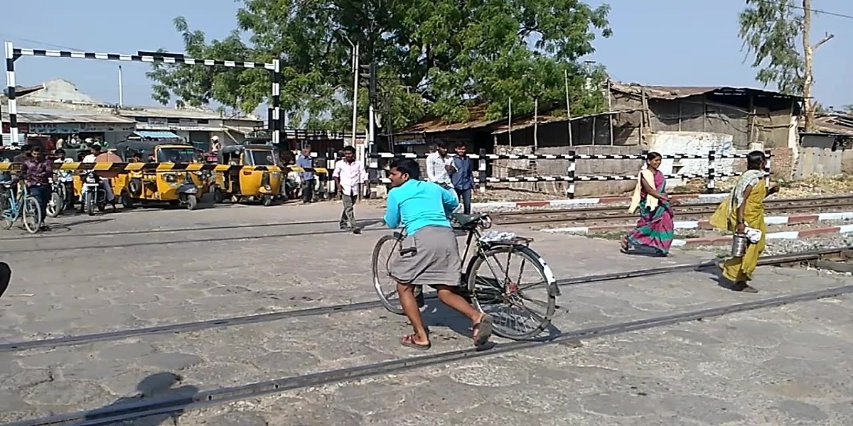 India: This viral footage shows how people ignore railway crossing safety guidelines