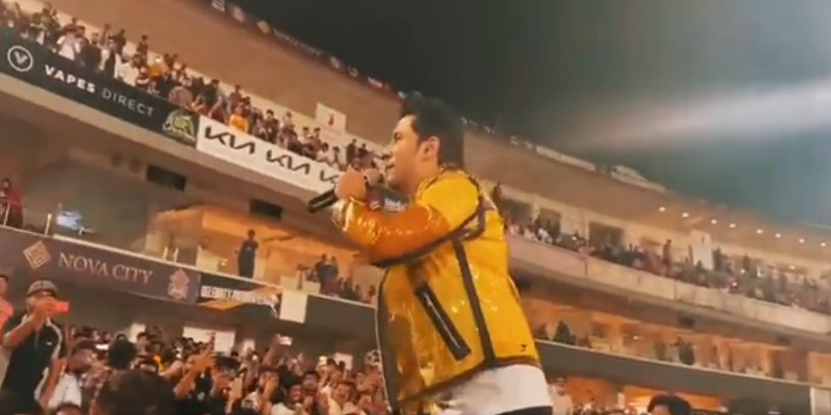 Ali Zafar sings 'Larsha Pekhawar' song at Pindi Stadium, Watch Video