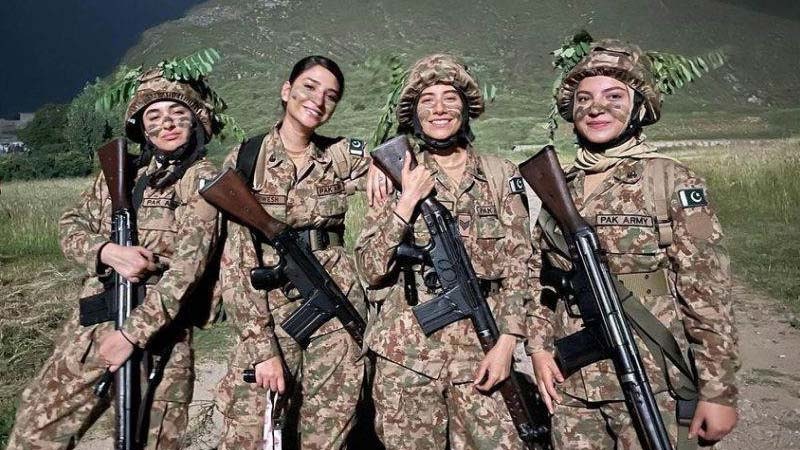 Sajal Aly, Yumna Zaidi, Kubra Khan spotted without make-up on Sinf e Aahan set