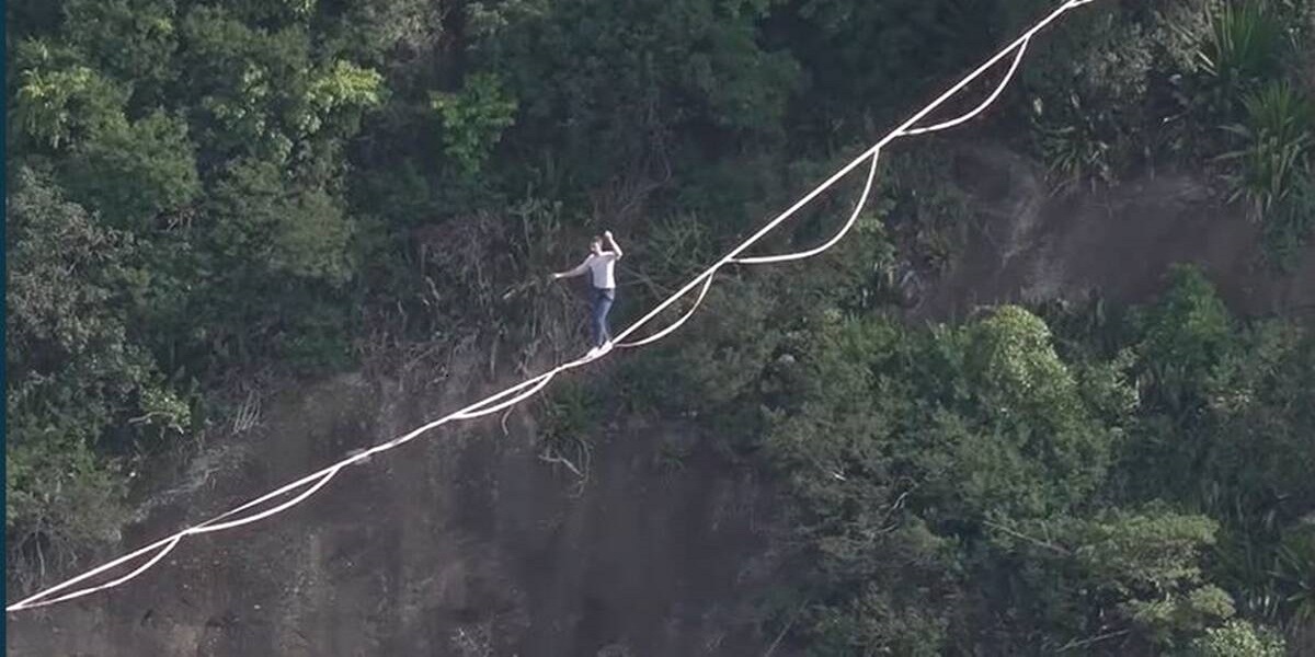 Watch: French daredevil cross 500 meters acrobat slacklines in 30 minutes