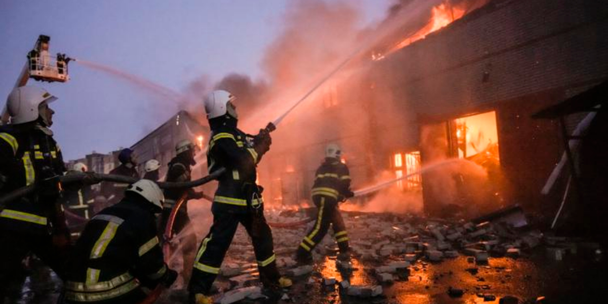 'Powerful bombs' rock Ukraine's besieged Mariupol amid new rescue bid