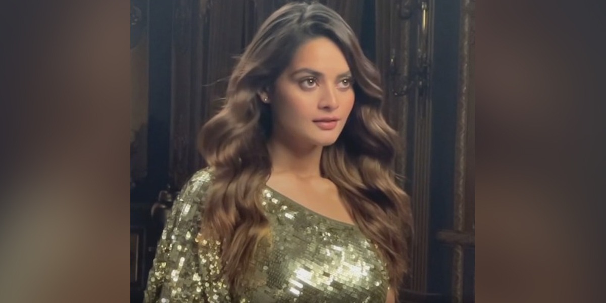 Minal Khan sizzles in one-shoulder shimmery gown