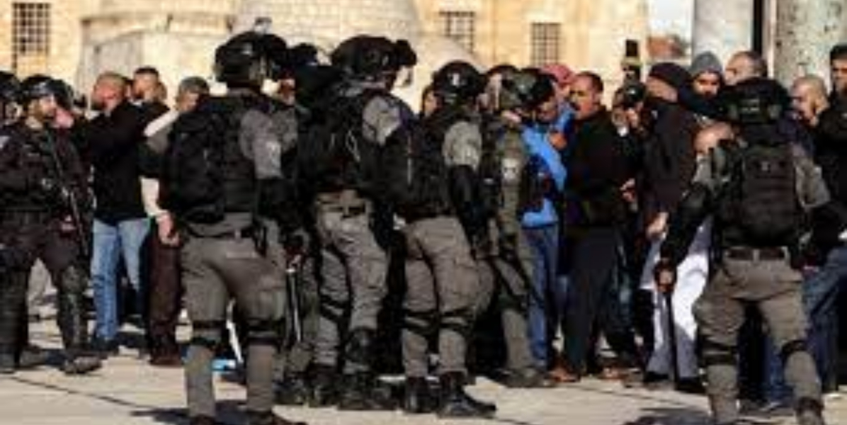 Palestinians clashed with Israeli police, injuring 31 people