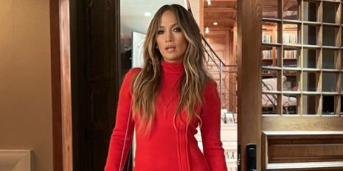 Jennifer Lopez shows off her amazing curves in a red minidress