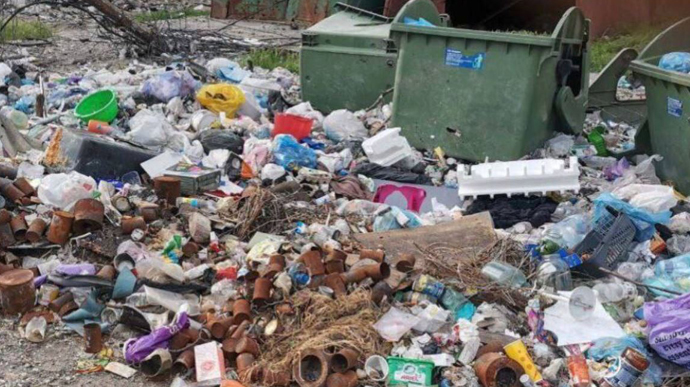 Mariupol is flooded with tons of rubbish