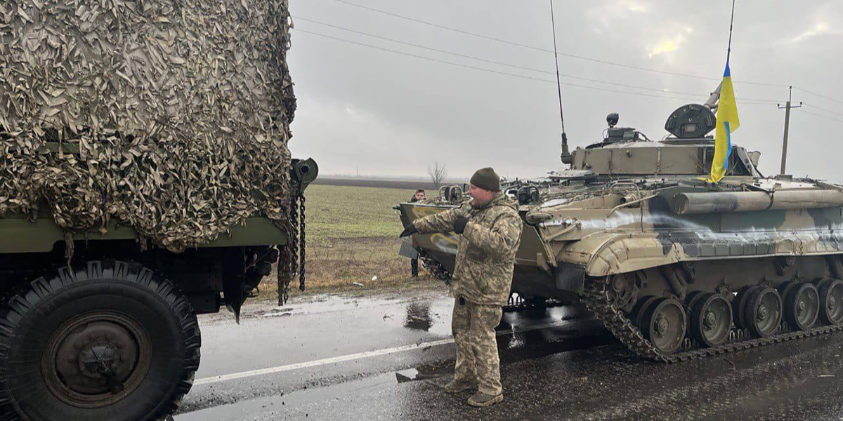  Ukrainian paratroopers obliterate a Russian vehicle column with ammunition