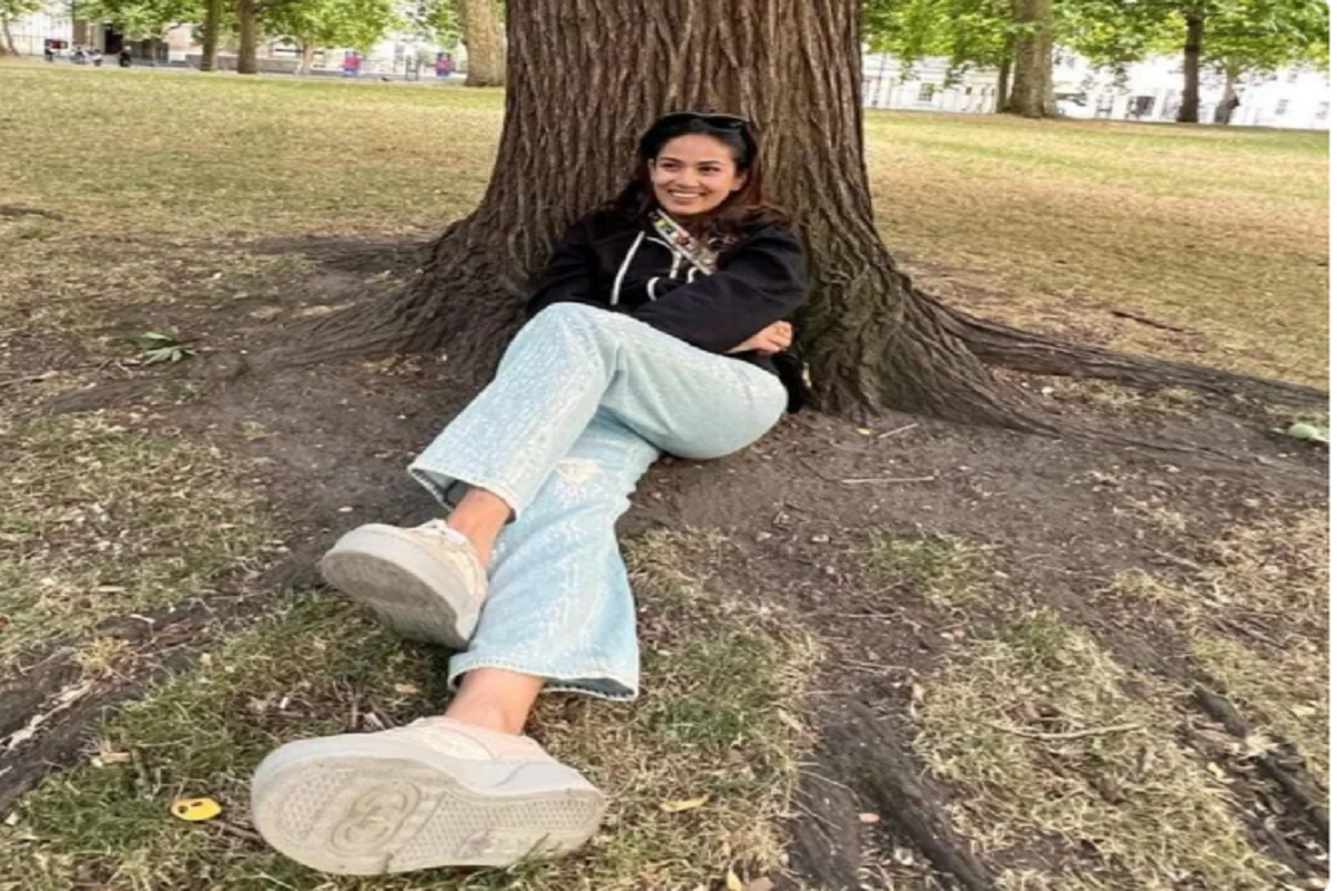 Mira Rajput enjoys some 'ME' time as she watches swans in a lake in London