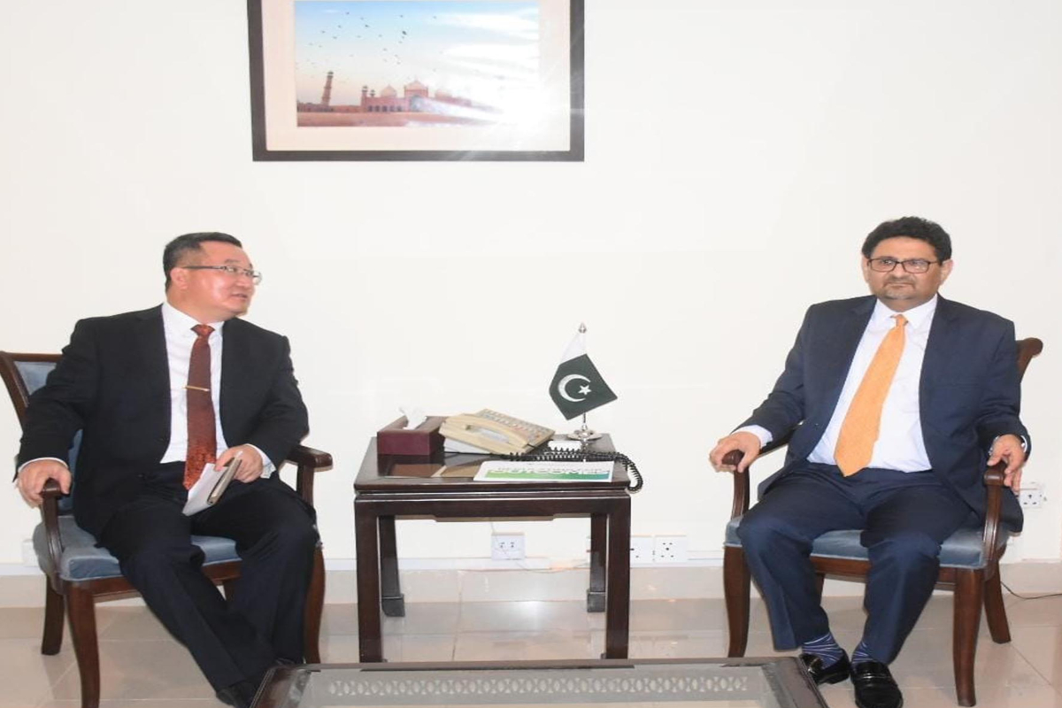 Miftah Ismail met with ADB Country Director Yong Ye.