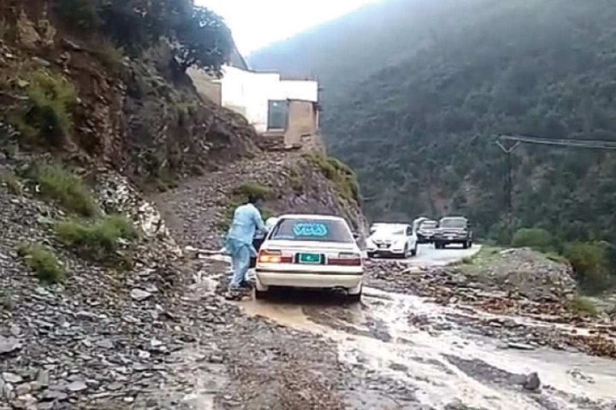 15 tourists stuck