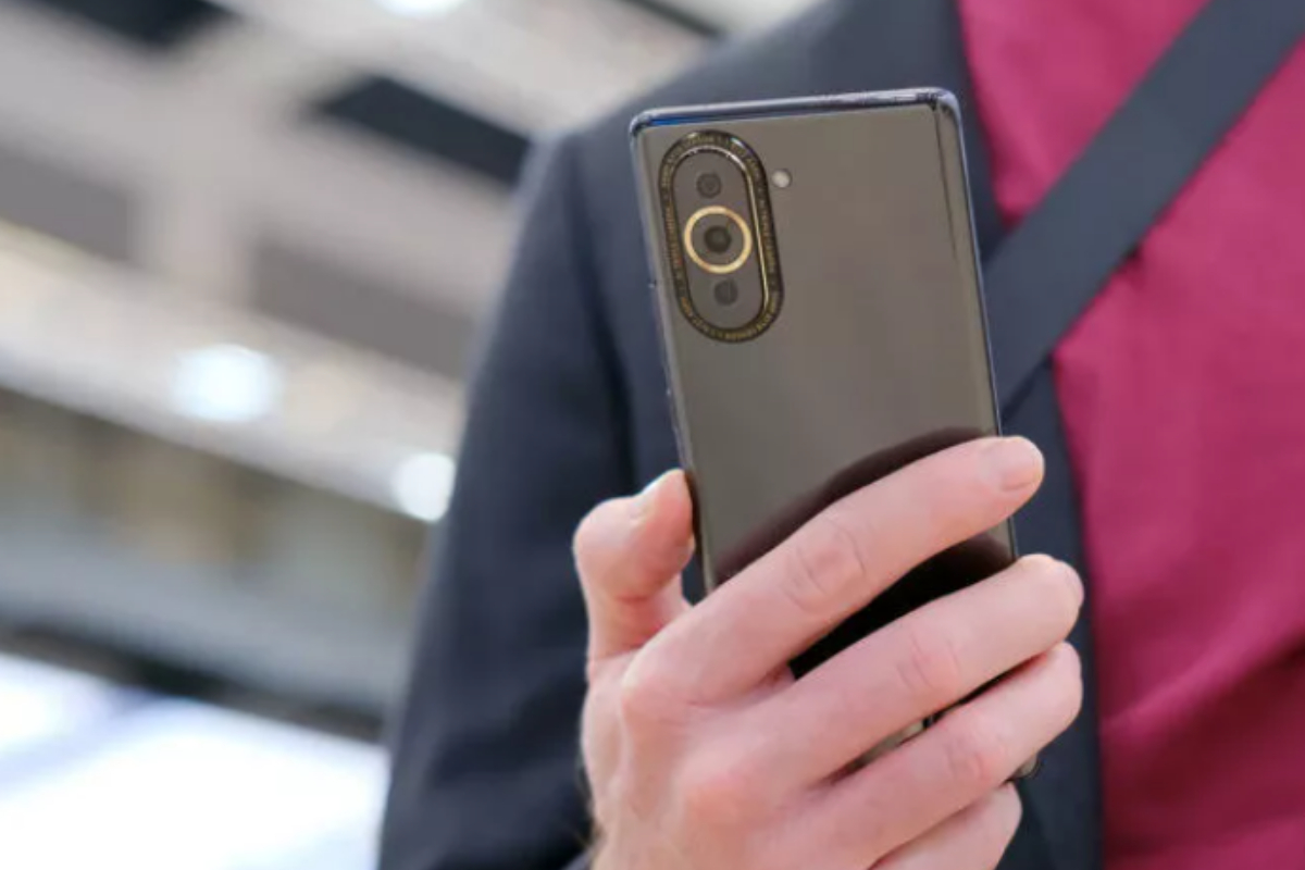 Huawei unveils smartphones