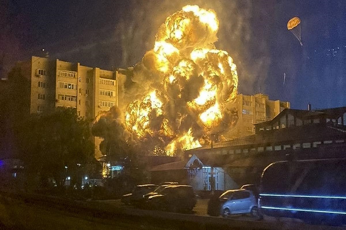 Russian warplane crashes into an apartment
