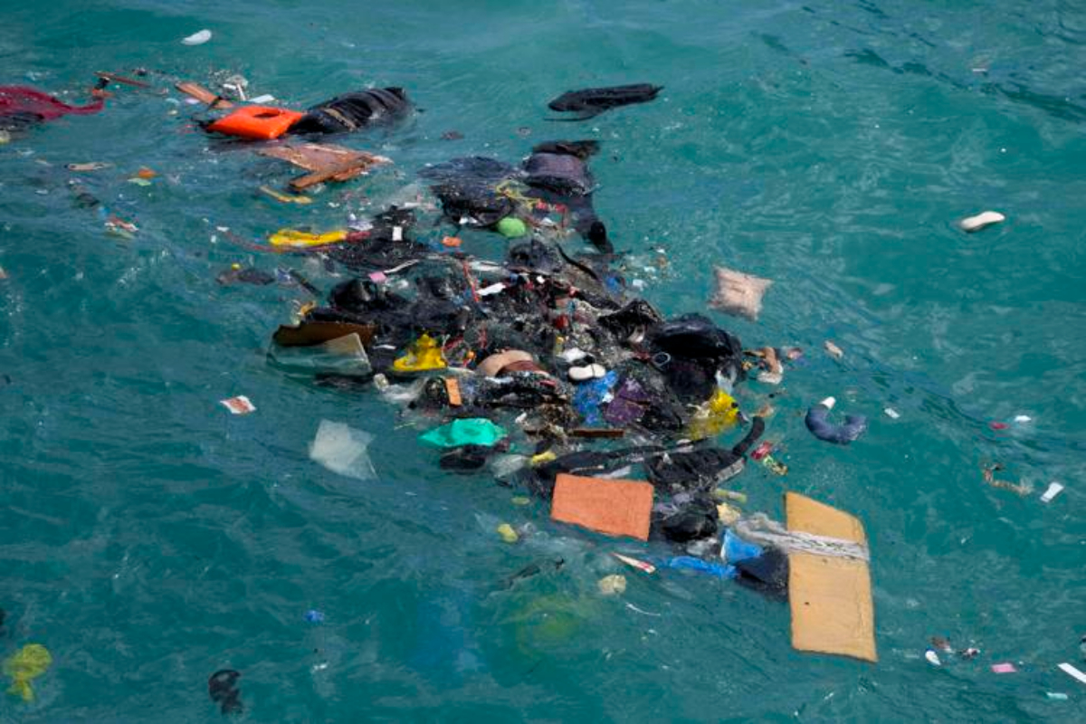 2 migrant ships sink in Greece