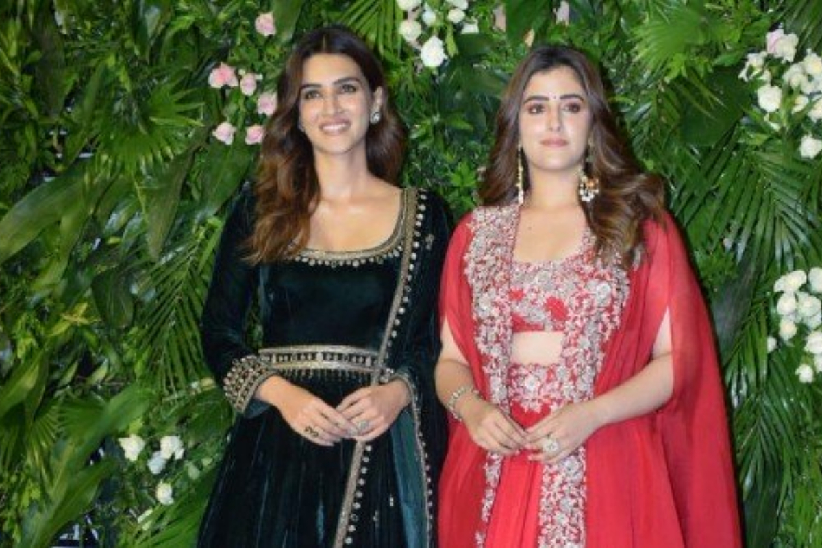 Varun, his wife and Ananya pose at Kriti Sanon's Diwali party