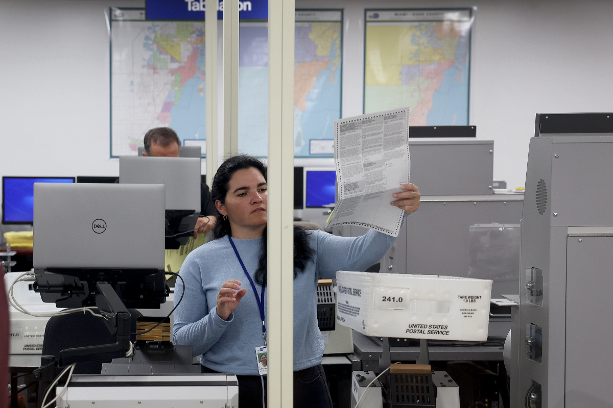 US cyber officials says midterm elections haven't been hacked