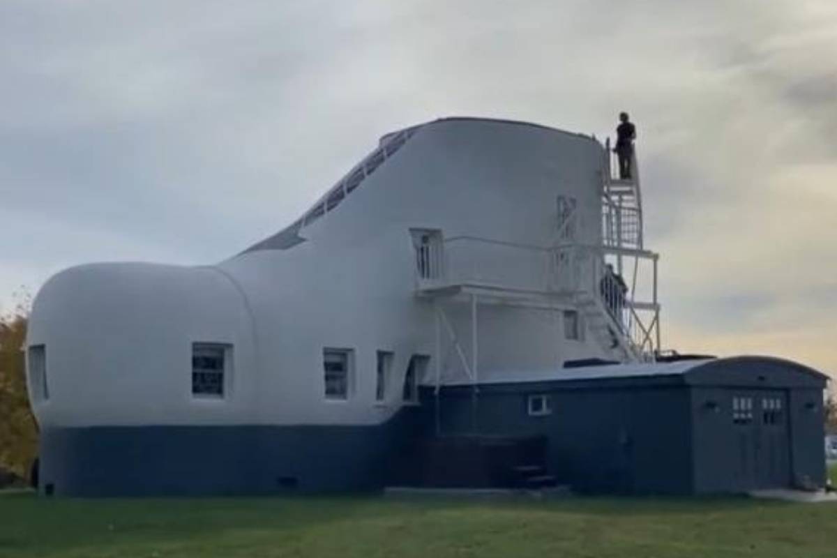 shoe-shaped house