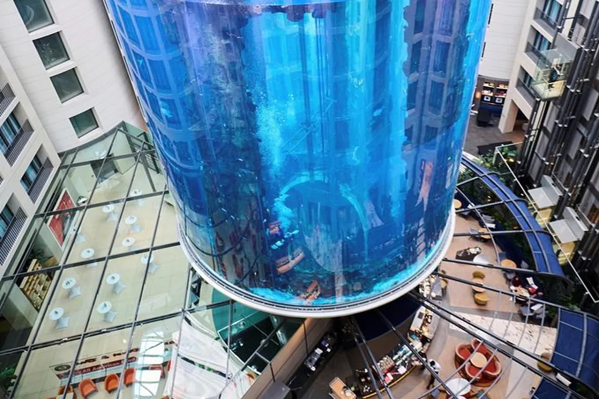aquarium bursts