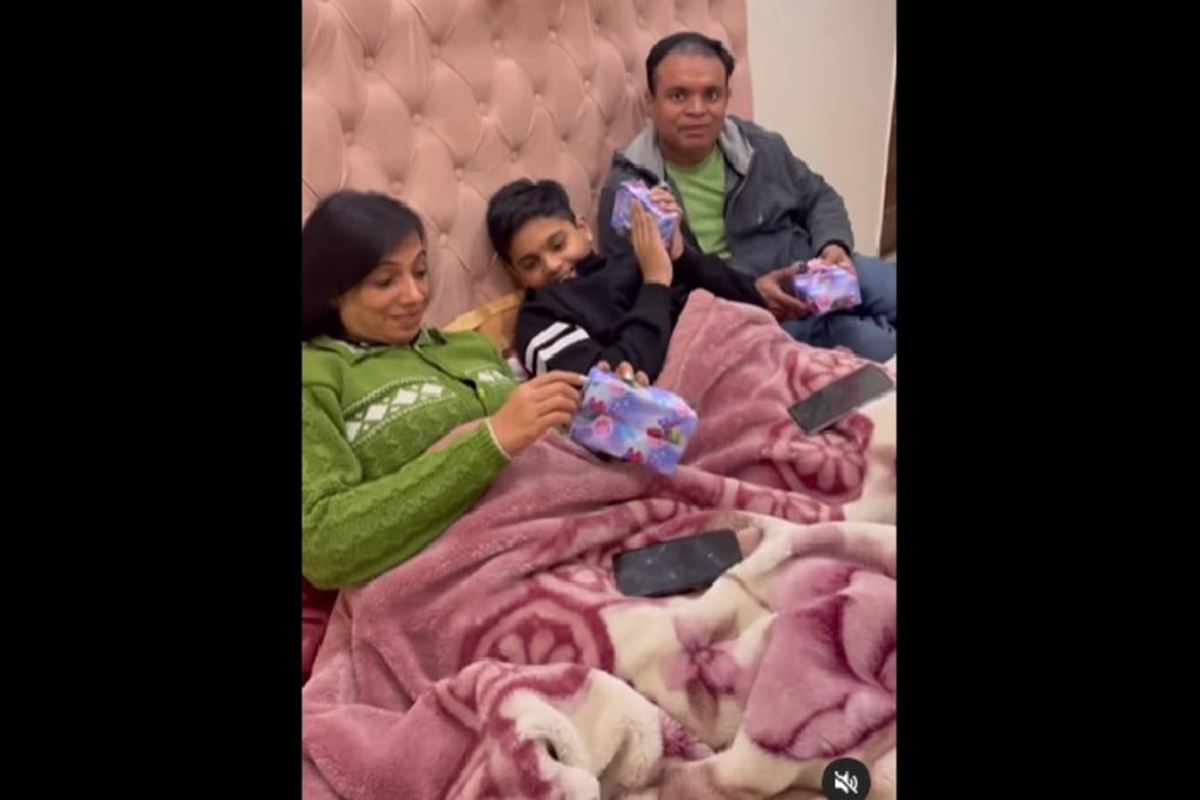 Woman surprises her parents