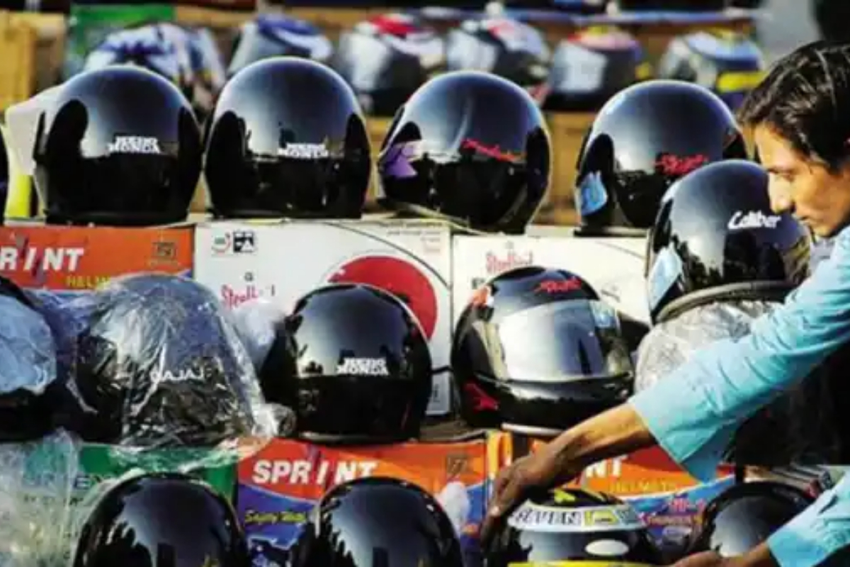 No fuel for bike riders without helmet in Lahore