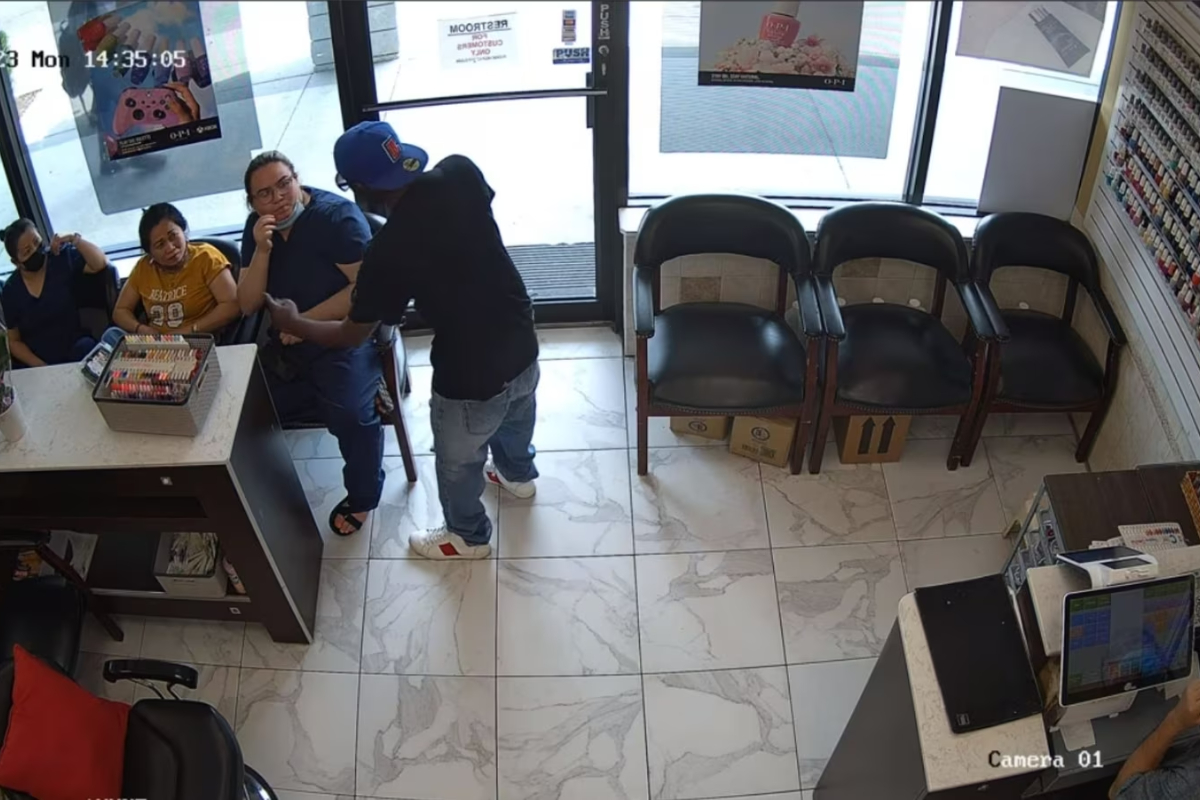 Man robbing salon gives up after being ignored by customers