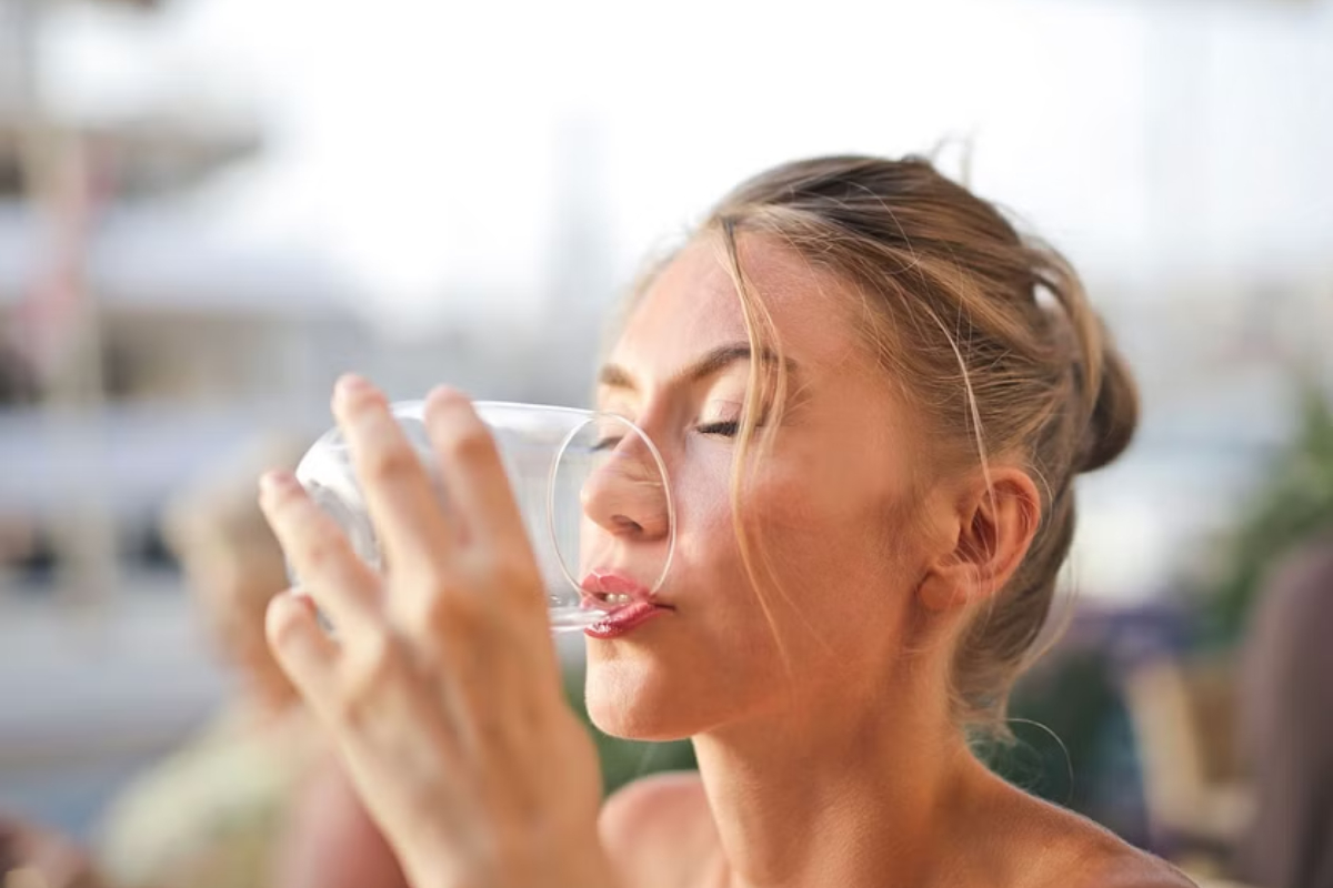 Woman Hospitalized After Drinking 4 Liters of Water a Day