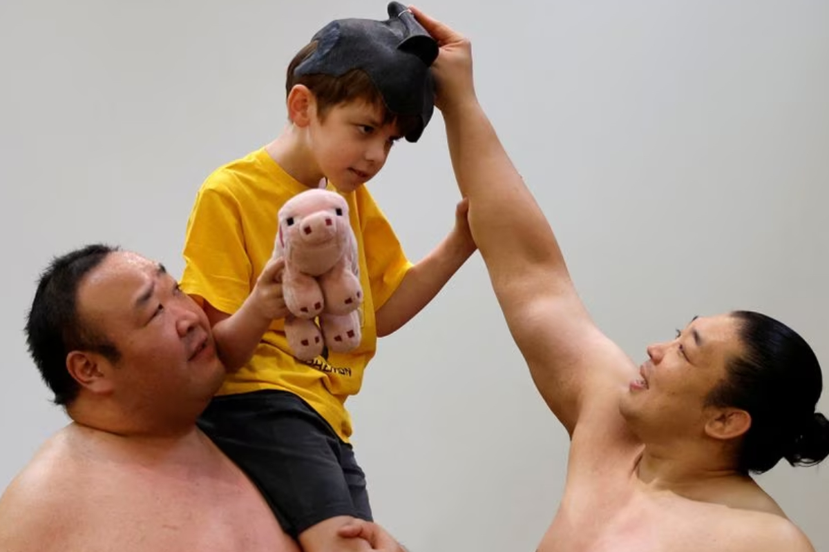 Sumo wrestlers give up the dohyo for the stage to entertain foreign tourists