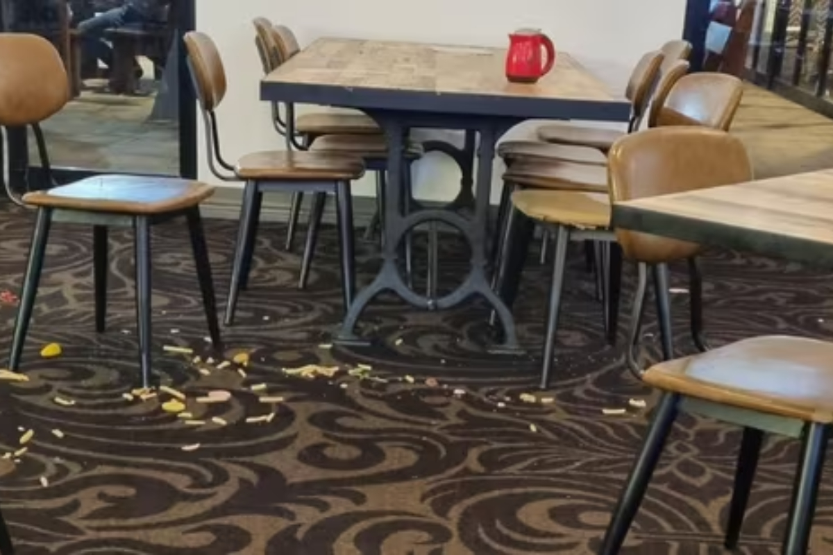 Parents slammed for letting child make a mess at restaurant