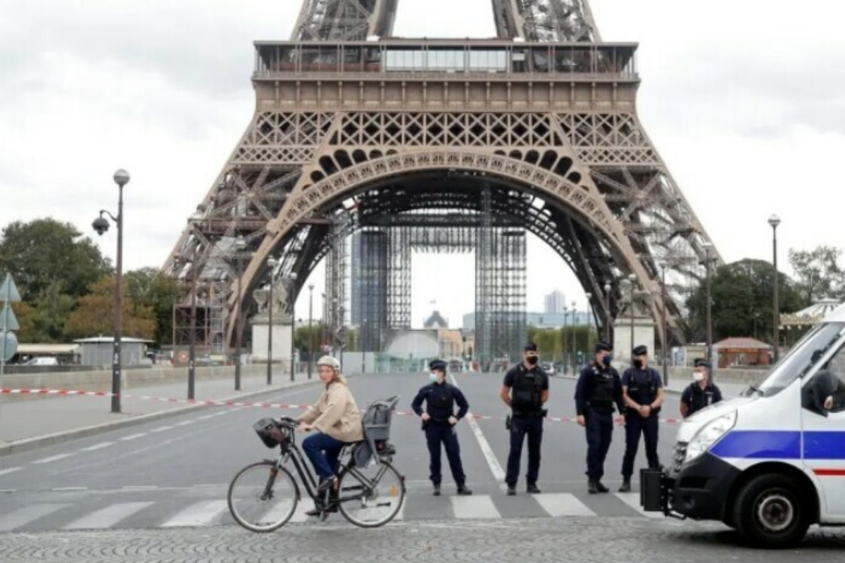 Eiffel Tower Bomb Alert
